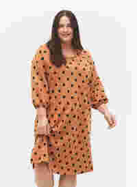 Prikkete kjole med 3/4-ermer, Almond Black Dot, Model