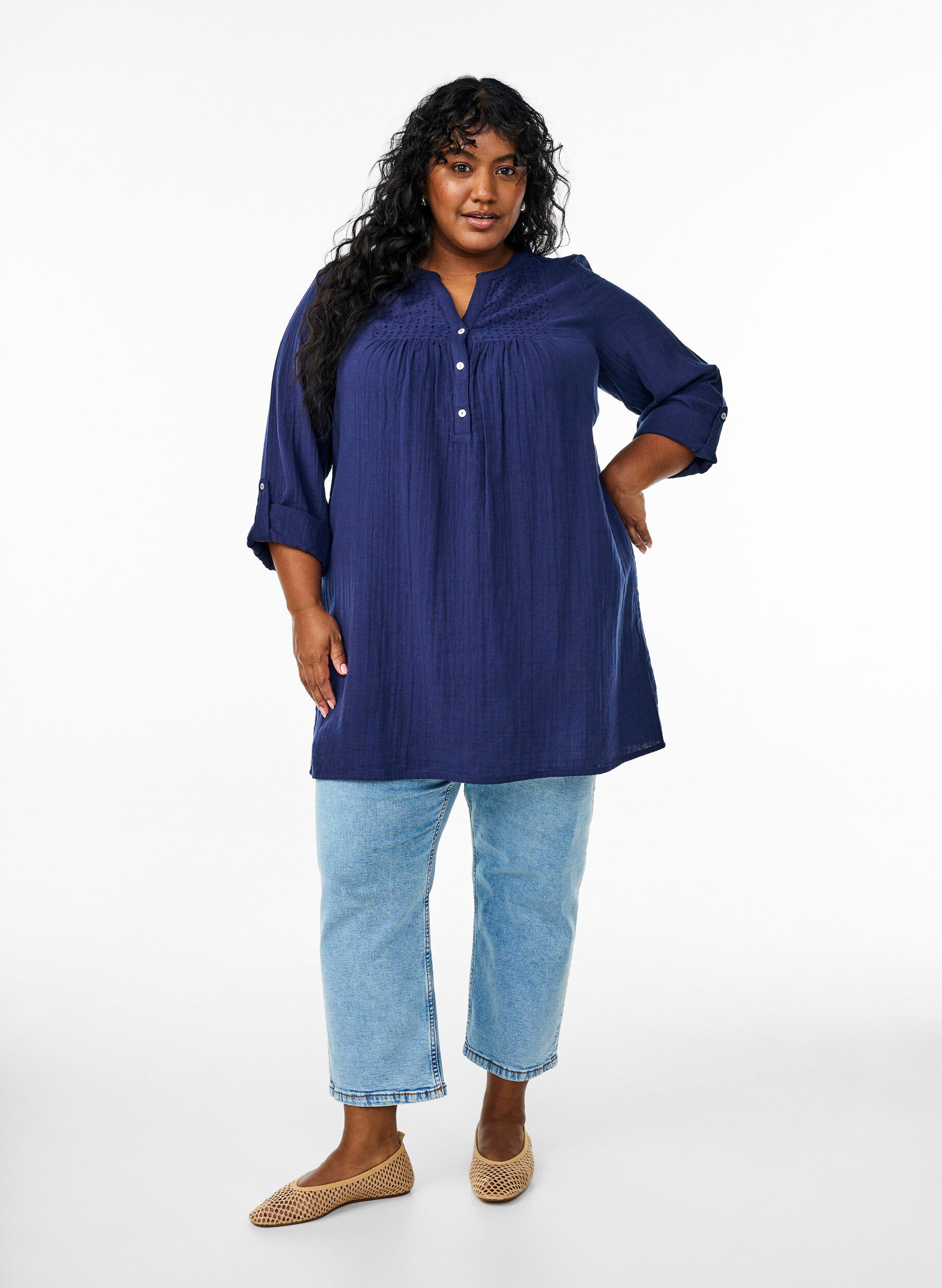 ZizziBomulds muslin-tunika med broderie anglaise, Bl&aring;, Model image number 1