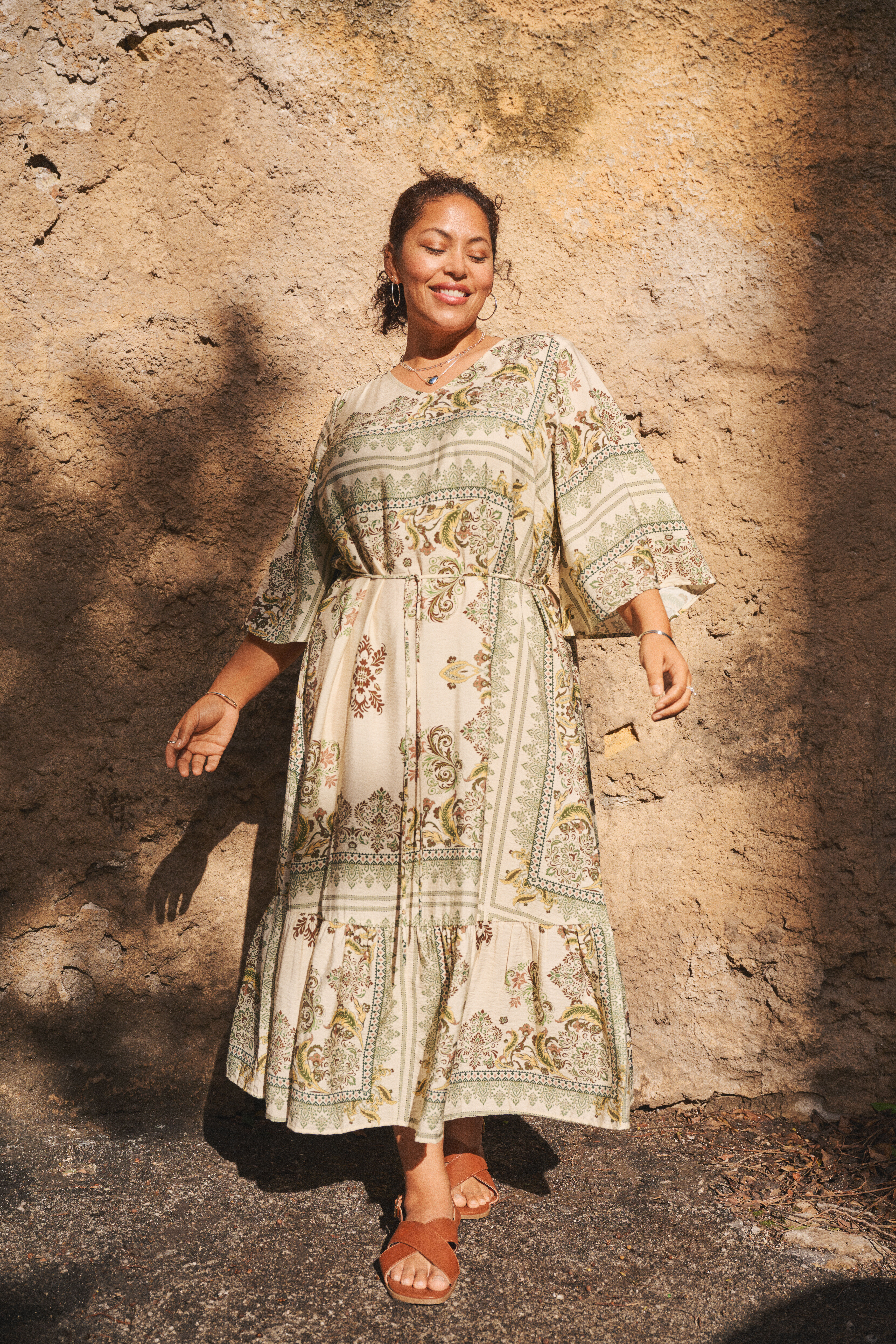 M&oslash;nstret kjole i gr&oslash;nne toner, , Model