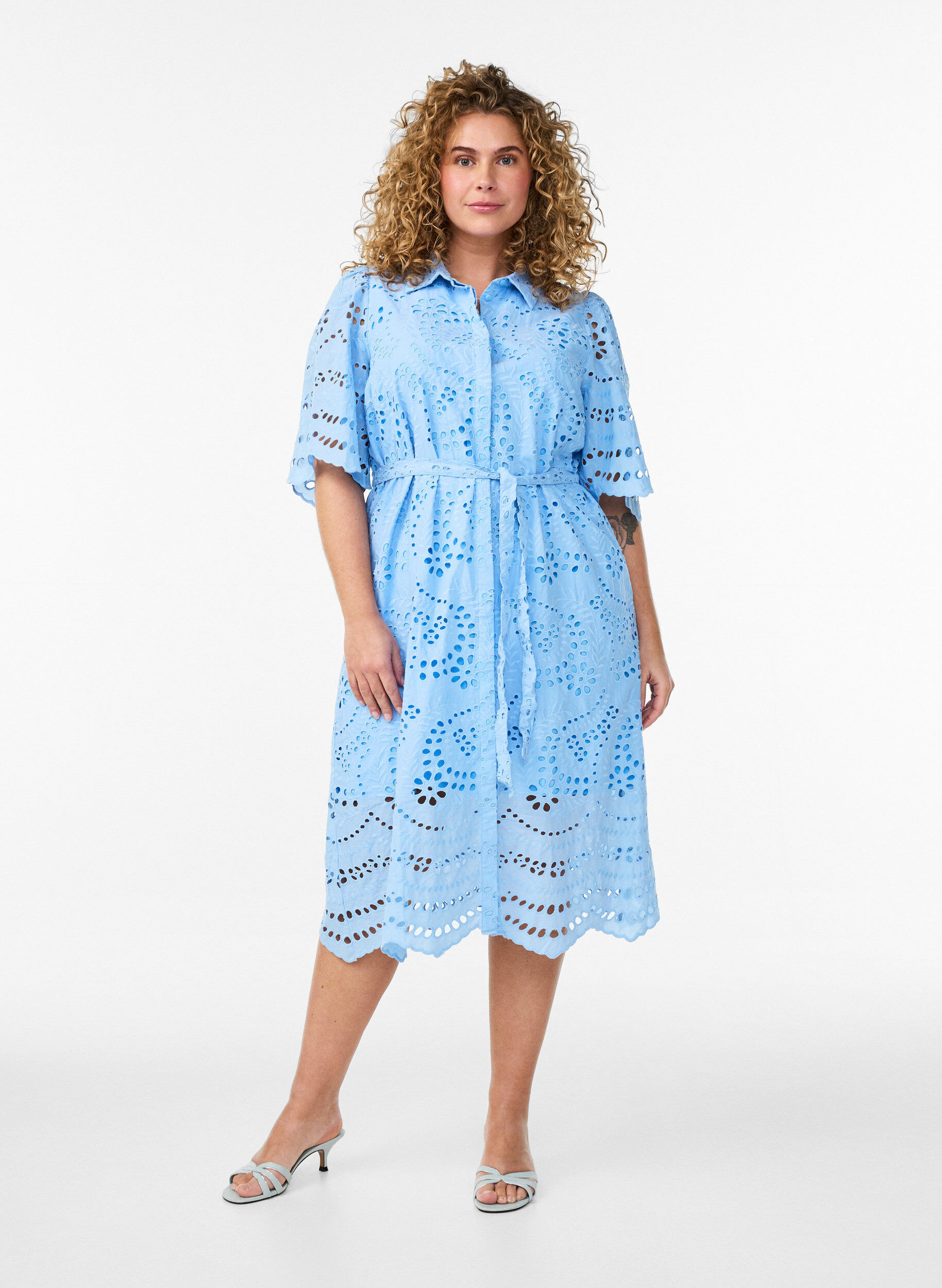 Zizzi Skjortekjole i broderie anglaise med knytebelte, Bl&aring;, Model image number 1