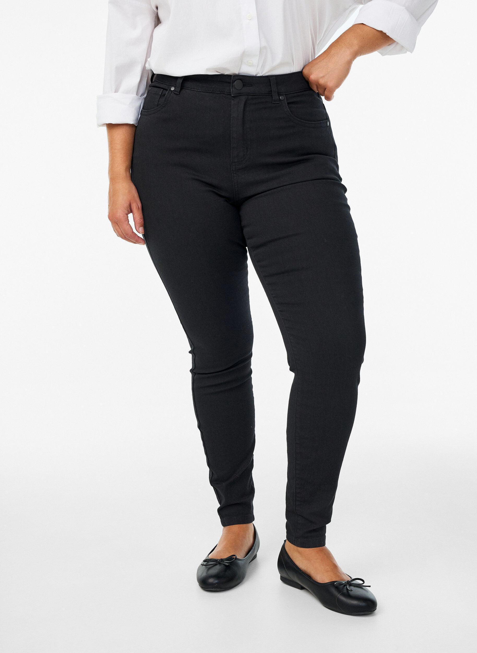 Zizzi Amy jeans med h&oslash;y midje og super tynn passform, Svart, Model image number 2