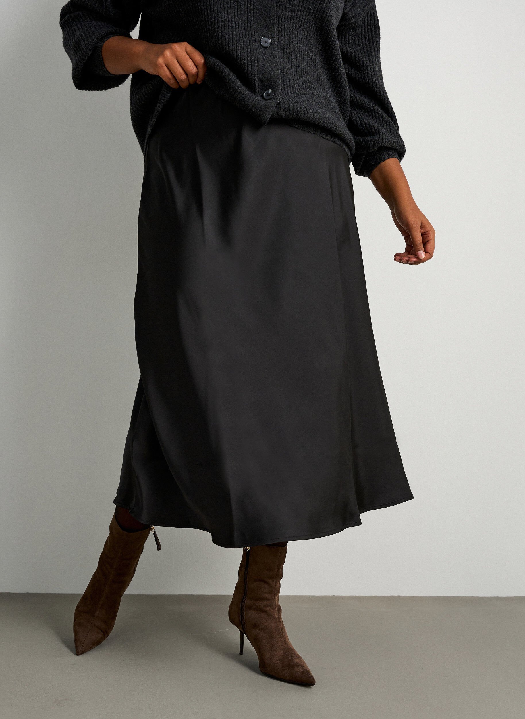 ZizziMidiskj&oslash;rt i sateng, Svart, Model image number 3