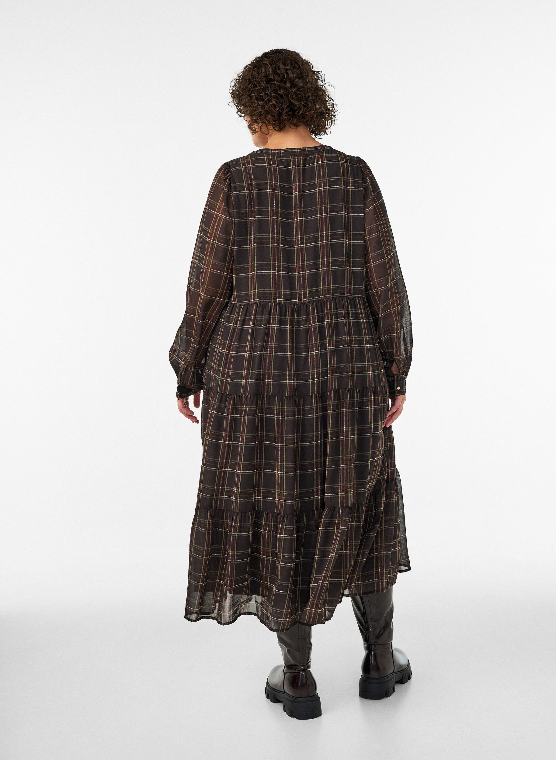ZizziChecket midikjole med etasjeskj&oslash;rt, Brun, Model image number 1