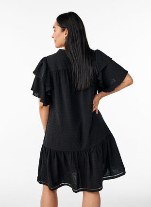 Zizzi Kort kjole med rysjermer og prikkete tekstur, Black, Model image number 1