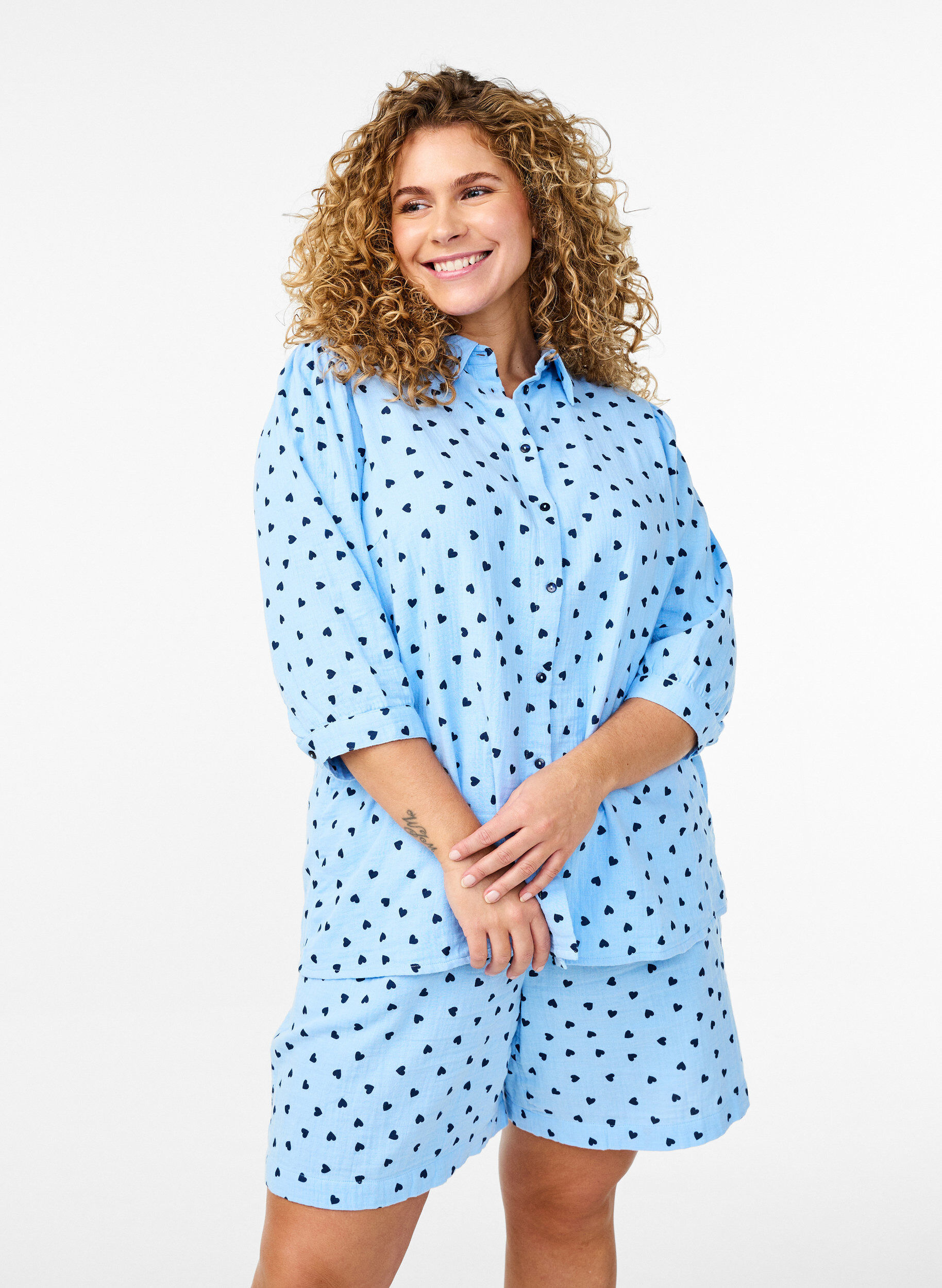 Bomullsmuslinshorts med hjerter, Bl&aring;, Model