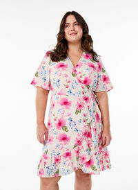 Blomstret omslagskjole med korte ermer, Hvit Blomstret omslagskjole med korte ermer, Hvit, Model