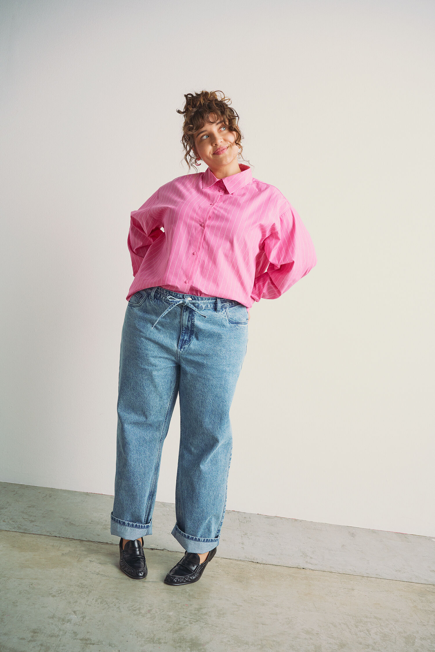 Skjorte med slipsdetalj p&aring; baksiden, , Model