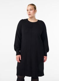 Kort strikkekjole med raglanermer og en midtsøm, Svart Kort strikkekjole med raglanermer og en midtsøm, Svart, Model