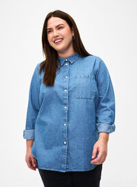 Jeansskjorte med lange ermer og brystlomme, Light Blue Denim, Model