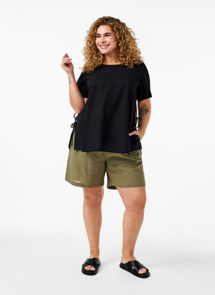 Zizzi Løs shorts i bomullsblanding med lin, Deep Lichen Green, Model image number 3