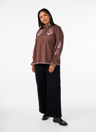 Zizzi Bluse med broderi og volangdetaljer, Brun, Model image number 1