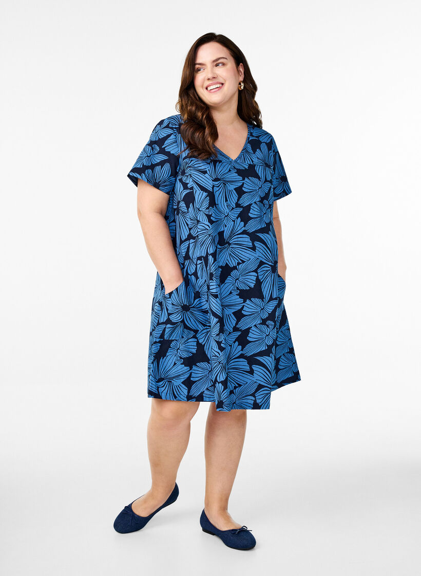 Kort A-linje kjole med blomstertrykk, Bl&aring;, Model image number 1