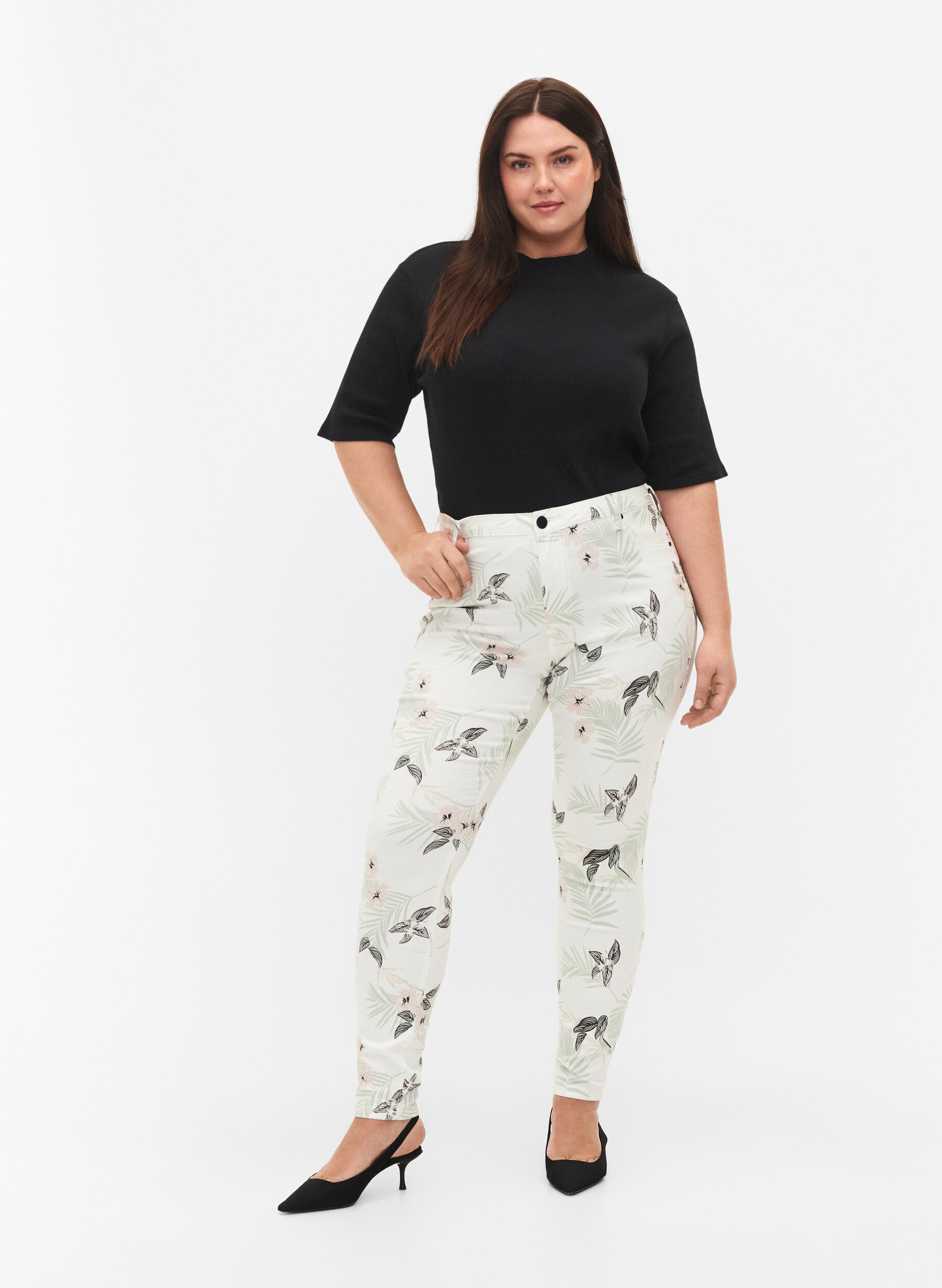 Zizzi Amy jeans med h&oslash;yt liv og blomsterm&oslash;nster, White Flower AOP L78, Model image number 0
