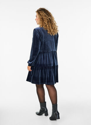 Zizzi Kort velourkjole med volangkrage og lange ermer, Blå, Model image number 2