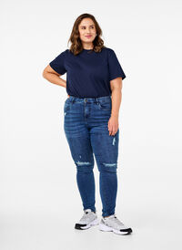Supersmale Amy jeans med slitasjedetaljer, Blue Denim Supersmale Amy jeans med slitasjedetaljer, Blue Denim, Model
