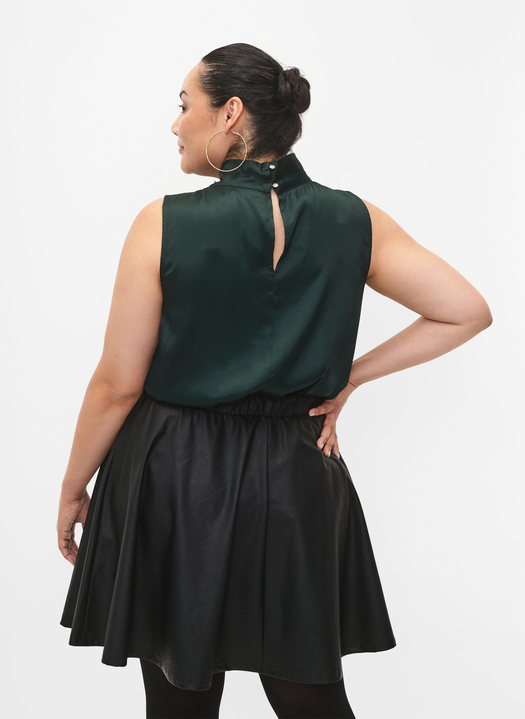 Zizzi Ermel&oslash;s topp i viskose med detaljer, Scarab, Model image number 1