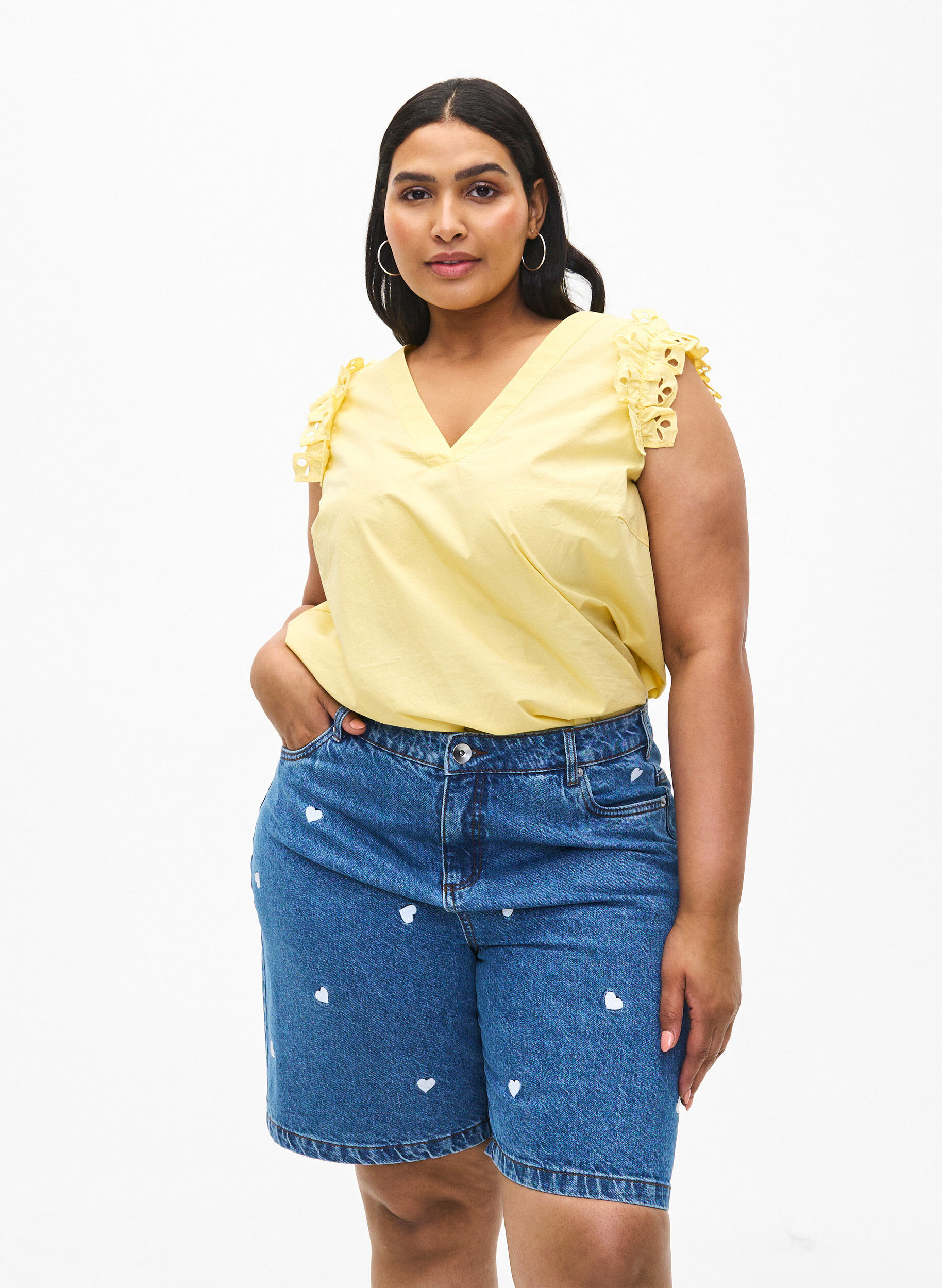 Zizzi Dongerishorts med h&oslash;y midje, med broderte hjerter, Bl&aring;, Model image number 0