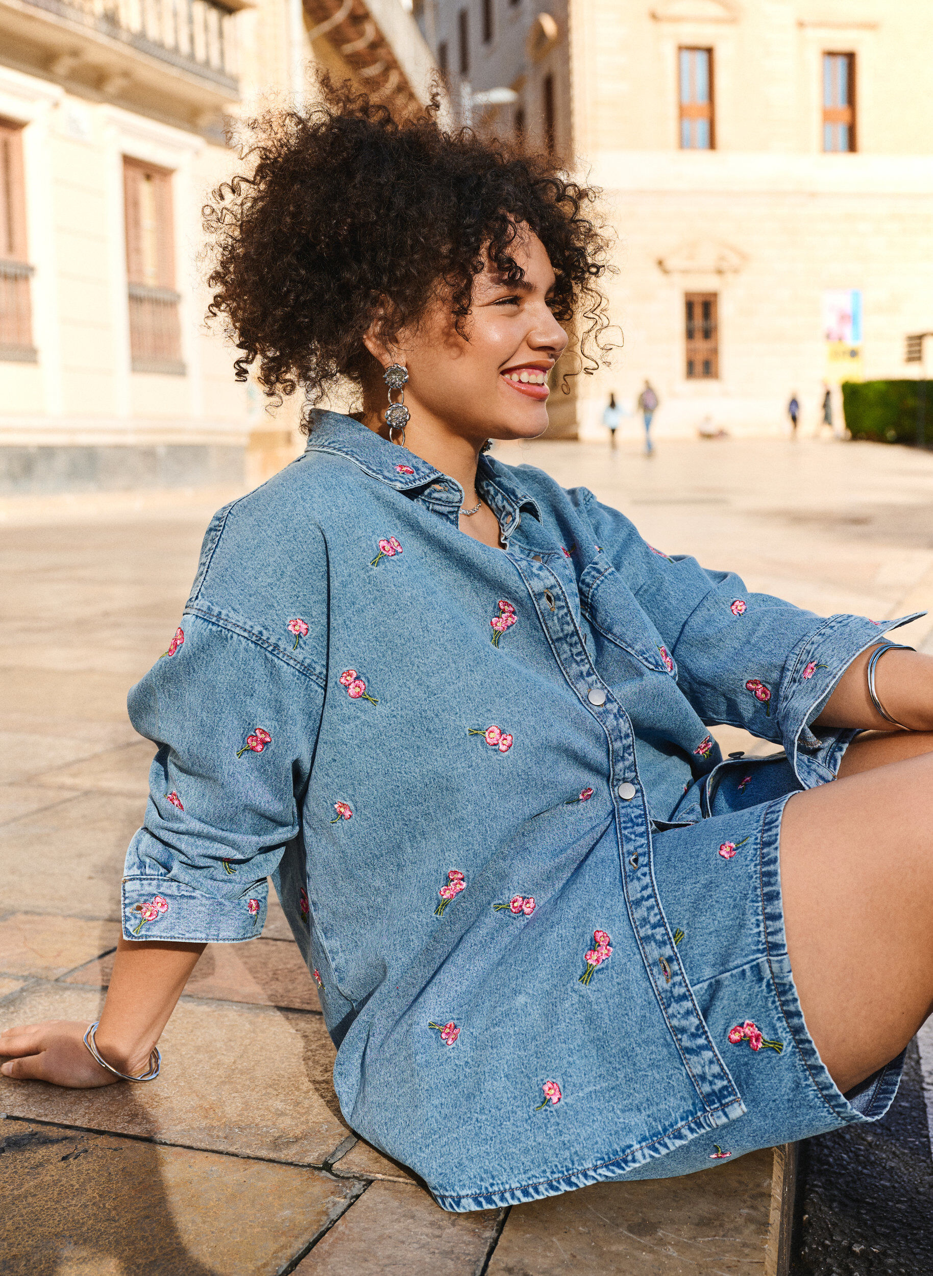 Zizzi Dongerishorts med broderte blomster, Bl&aring;, Image image number 0