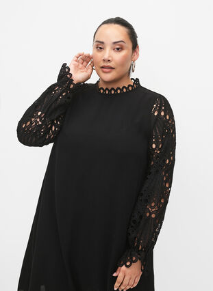 Kjole i viskose med crochet ermer, Black, Model image number 2