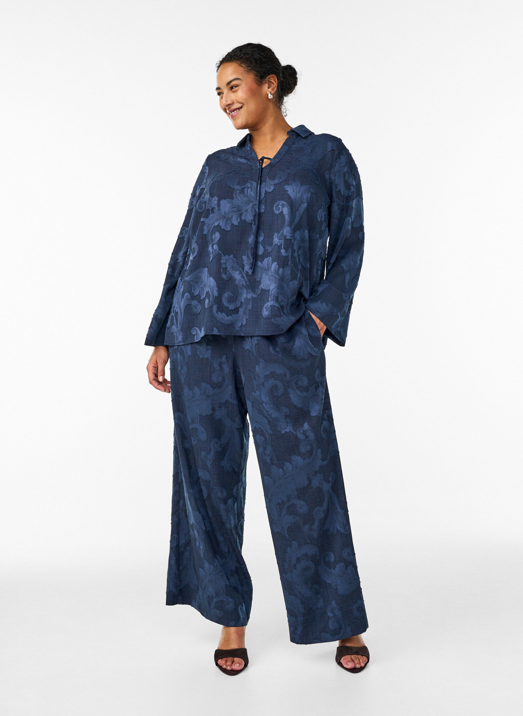 Zizzi Bluse med et teksturert vevd m&oslash;nster og V-hals, Bl&aring;, Model image number 1