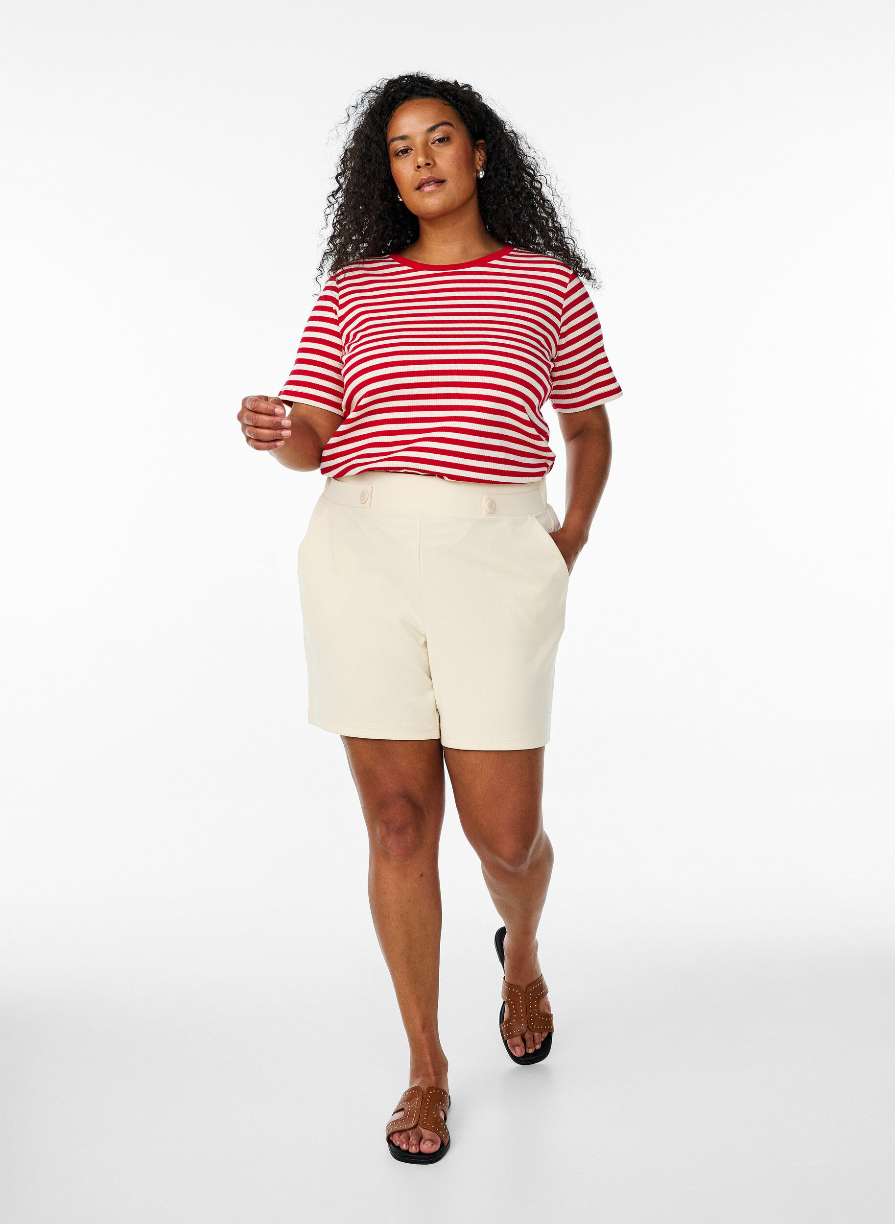 Zizzi Shorts med lommer og l&oslash;s passform, Beige, Model image number 1