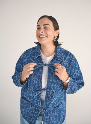 Zizzi Denimjakke med knytelukking og lommer, Blue Denim Destroy, Image image number 0