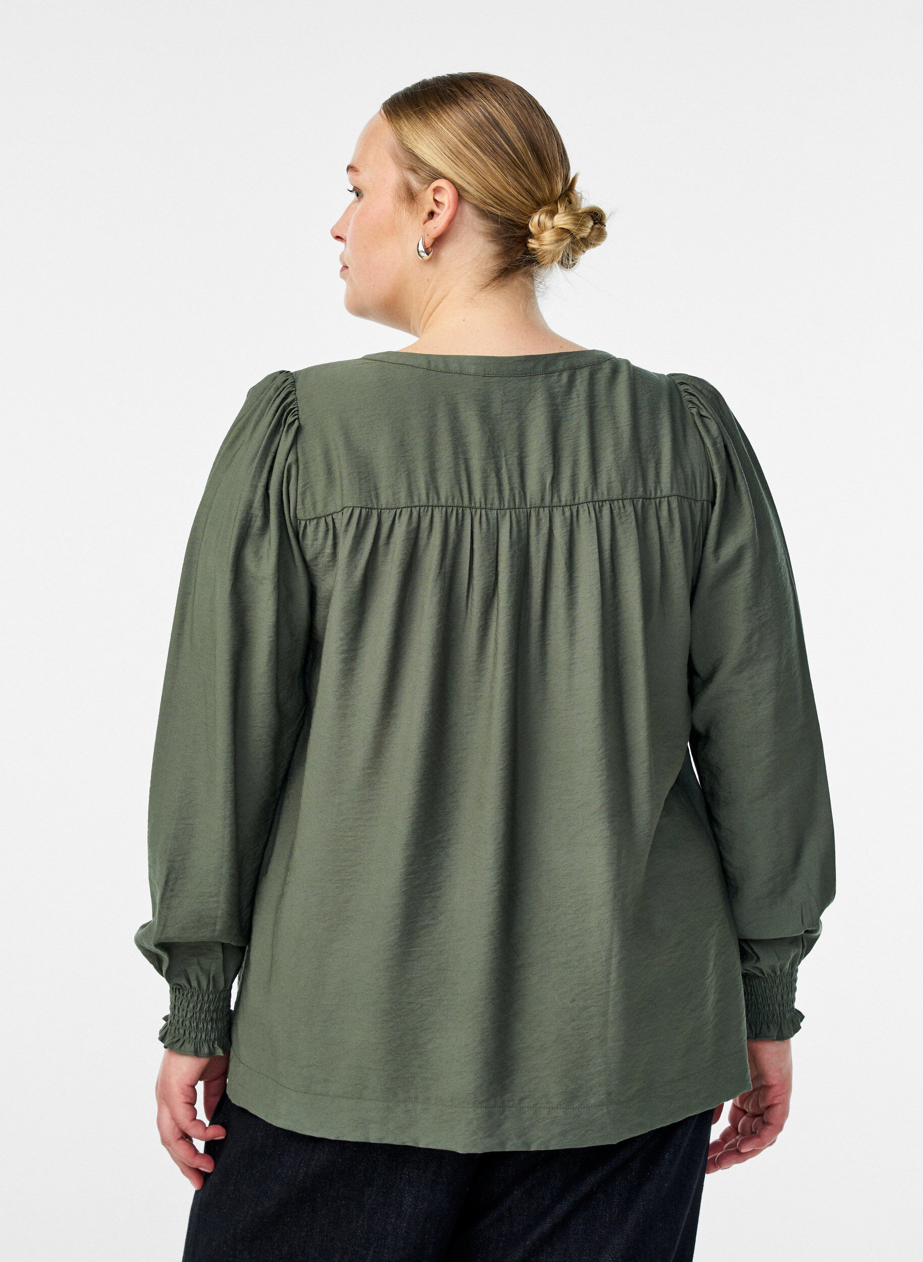 Zizzi Viskosebluse med smock og rynkede detaljer, Gr&oslash;nn, Model image number 2