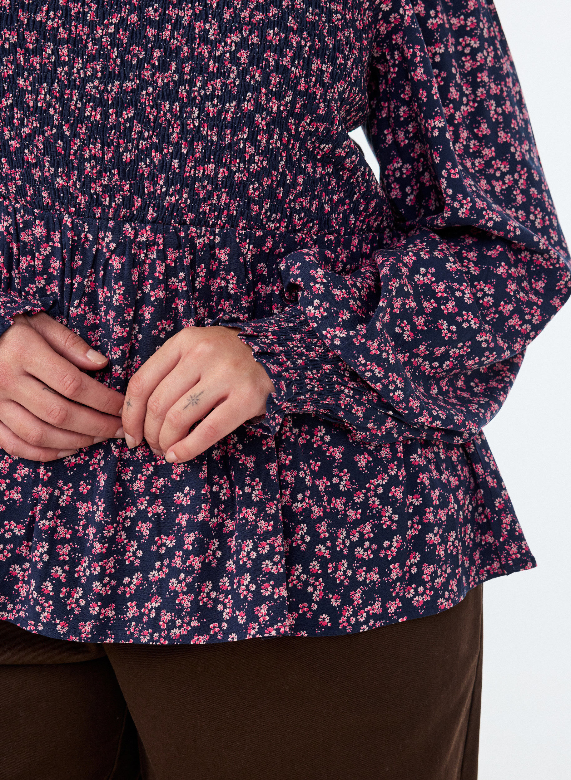 ZizziBluse med smocket topp og blomstertrykk, Bl&aring;, Model image number 3