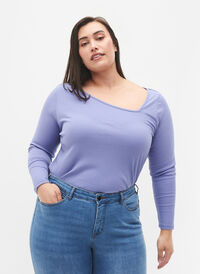 Stramtsittende bluse med asymmetrisk halslinje, Lavender Violet, Model