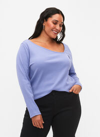 Stramtsittende bluse med asymmetrisk halslinje, Lavender Violet, Model