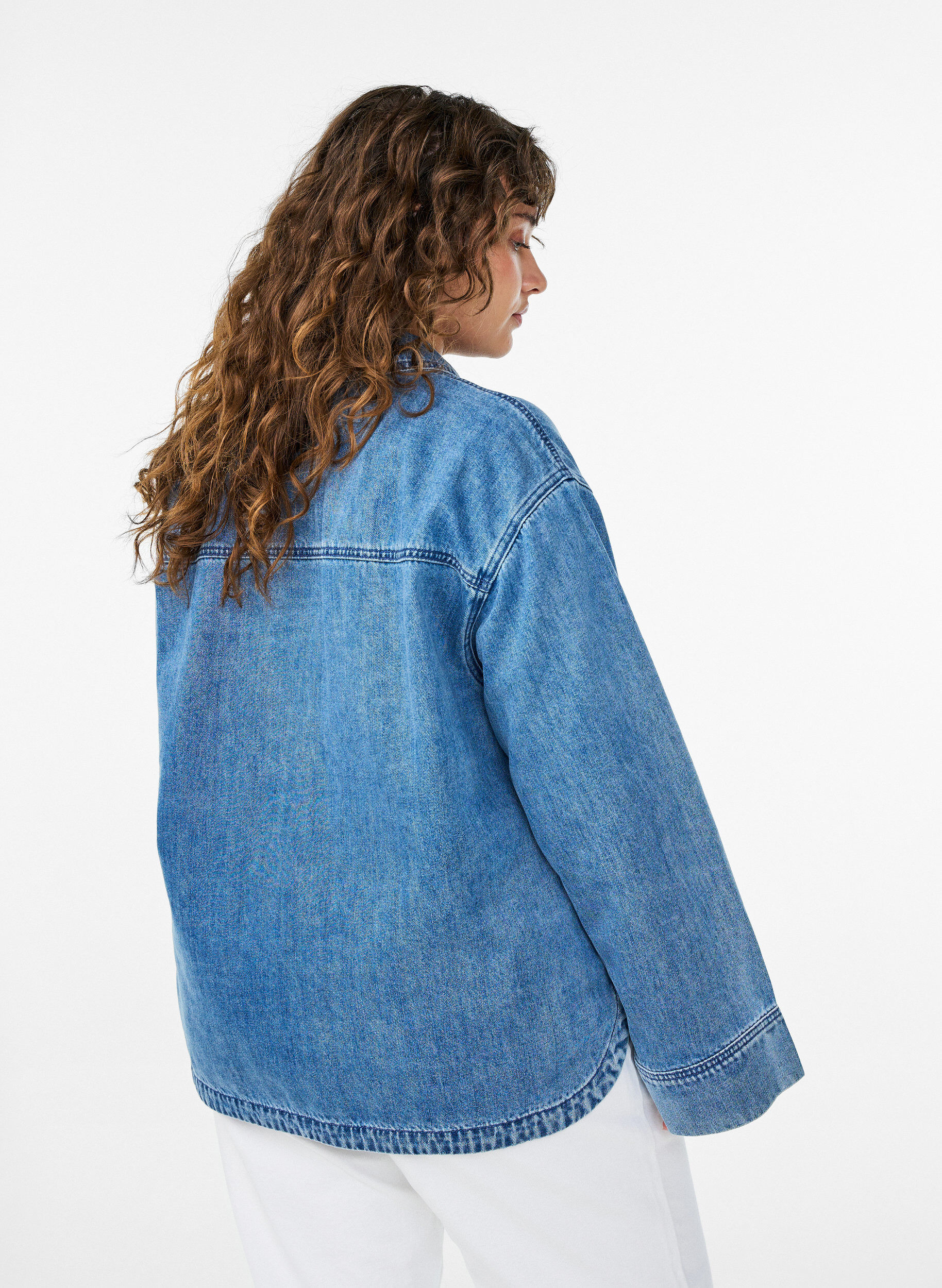 Zizzi Loose fit denim bluse med krage og V-hals, Bl&aring;, Model image number 2