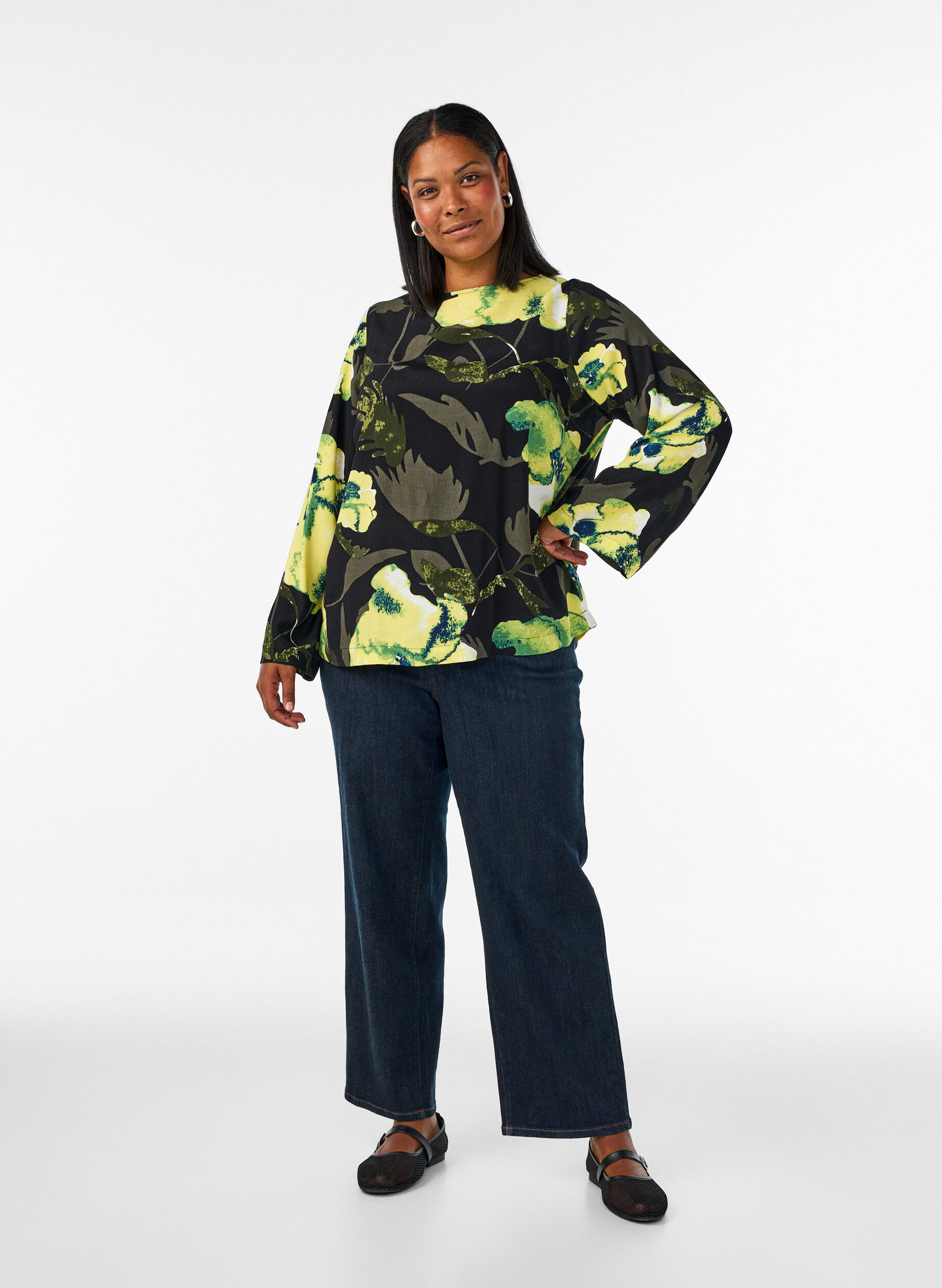 ZizziBluse med blomstertrykk med b&aring;thals og vide ermer, Svart, Model image number 1