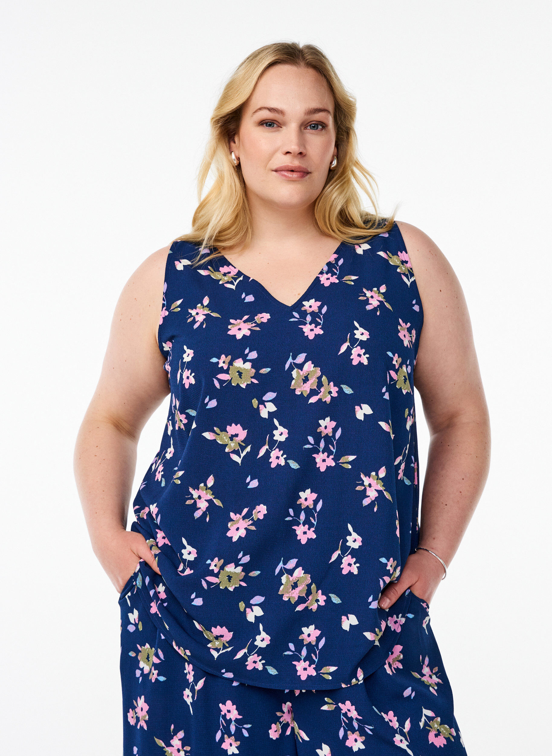 ZizziTopp med trykk og V-hals, Bl&aring;, Model image number 0