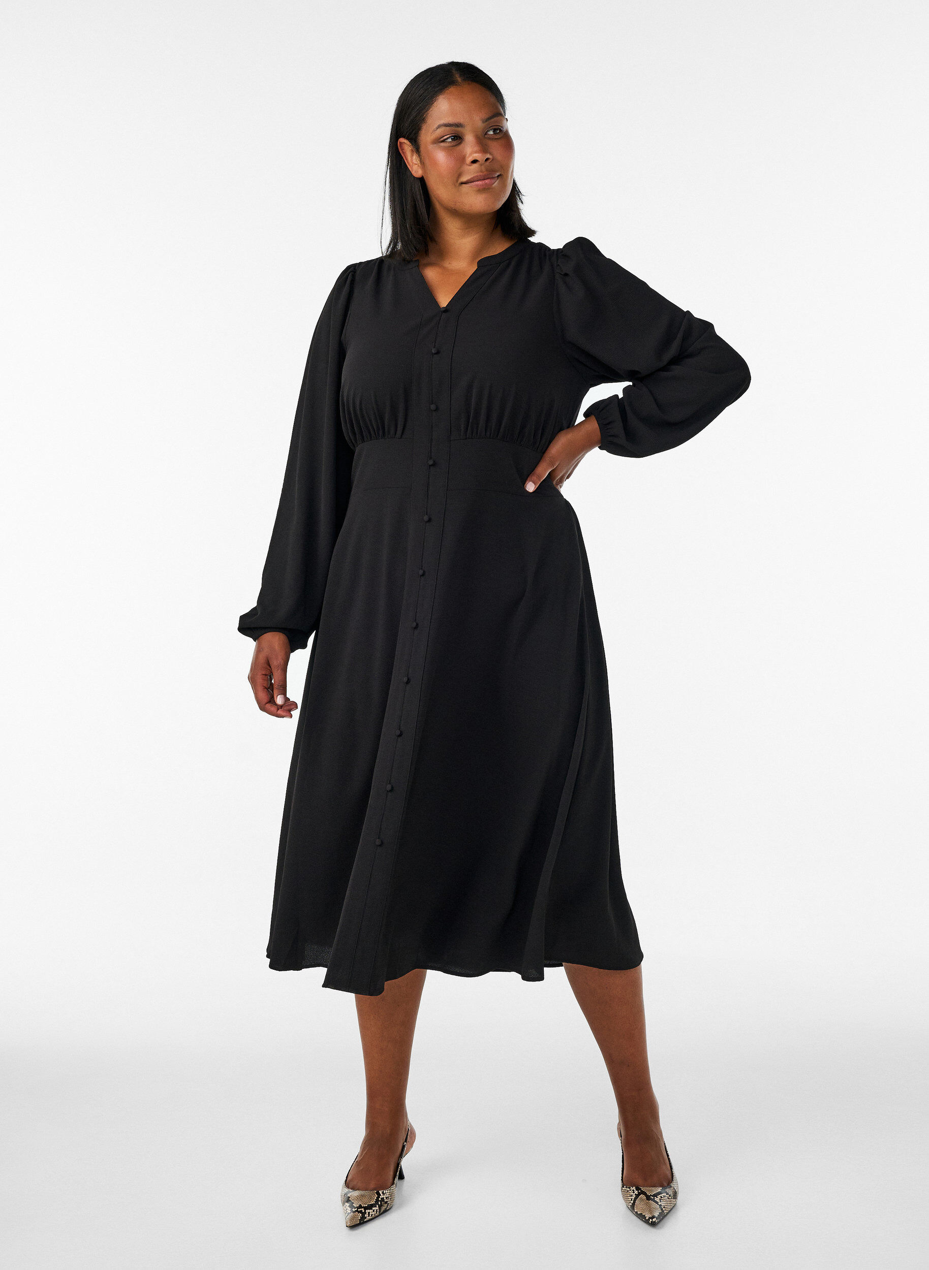 ZizziMidikjole med smock og dekorative knapper, Svart, Model image number 0