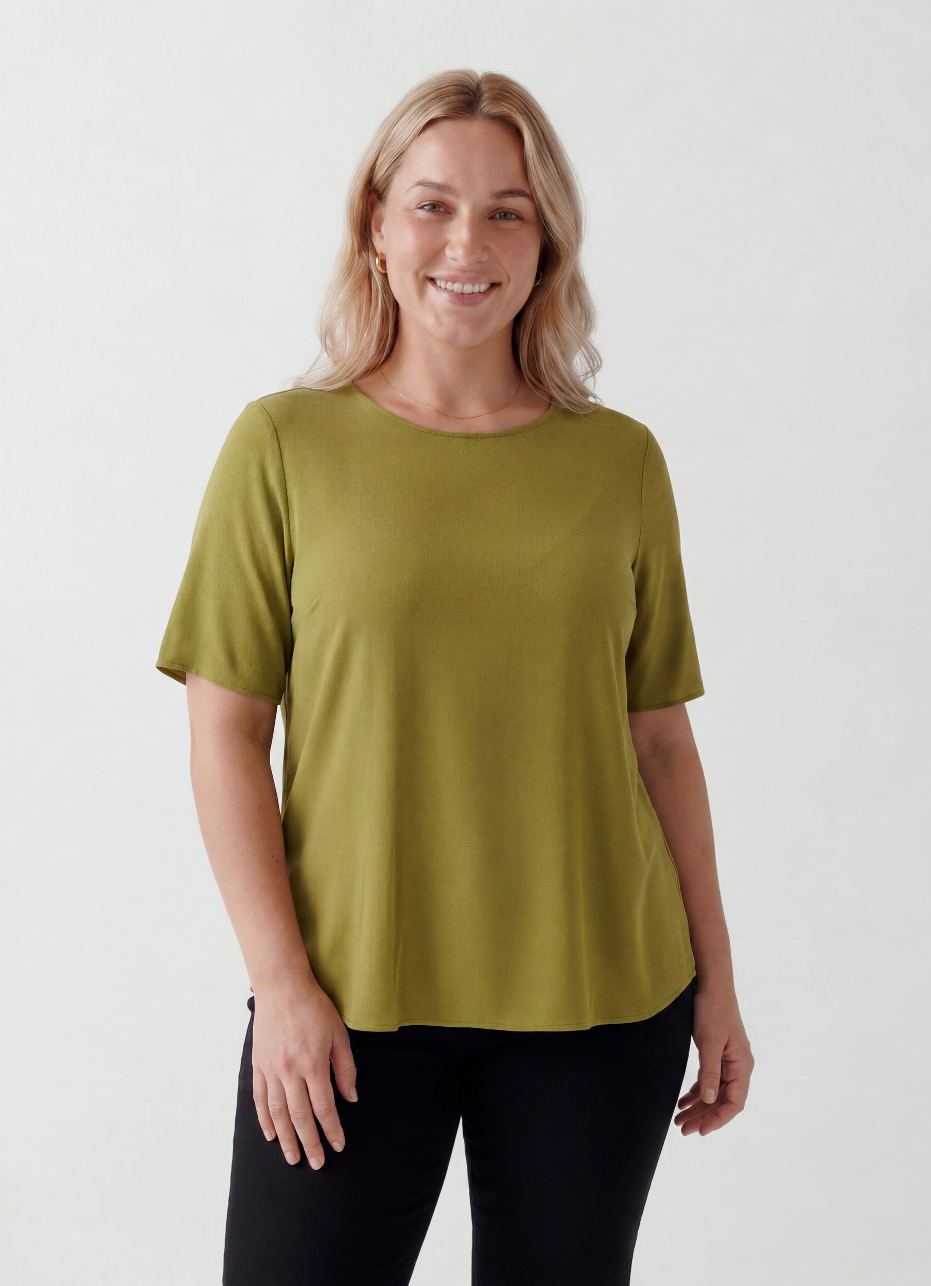 Vevet bluse med korte ermer og rund hals, Gr&oslash;nn, Model