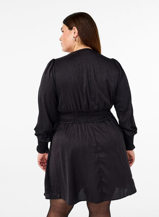 Zizzi Kort kjole med smock-detaljer, Svart, Model image number 2