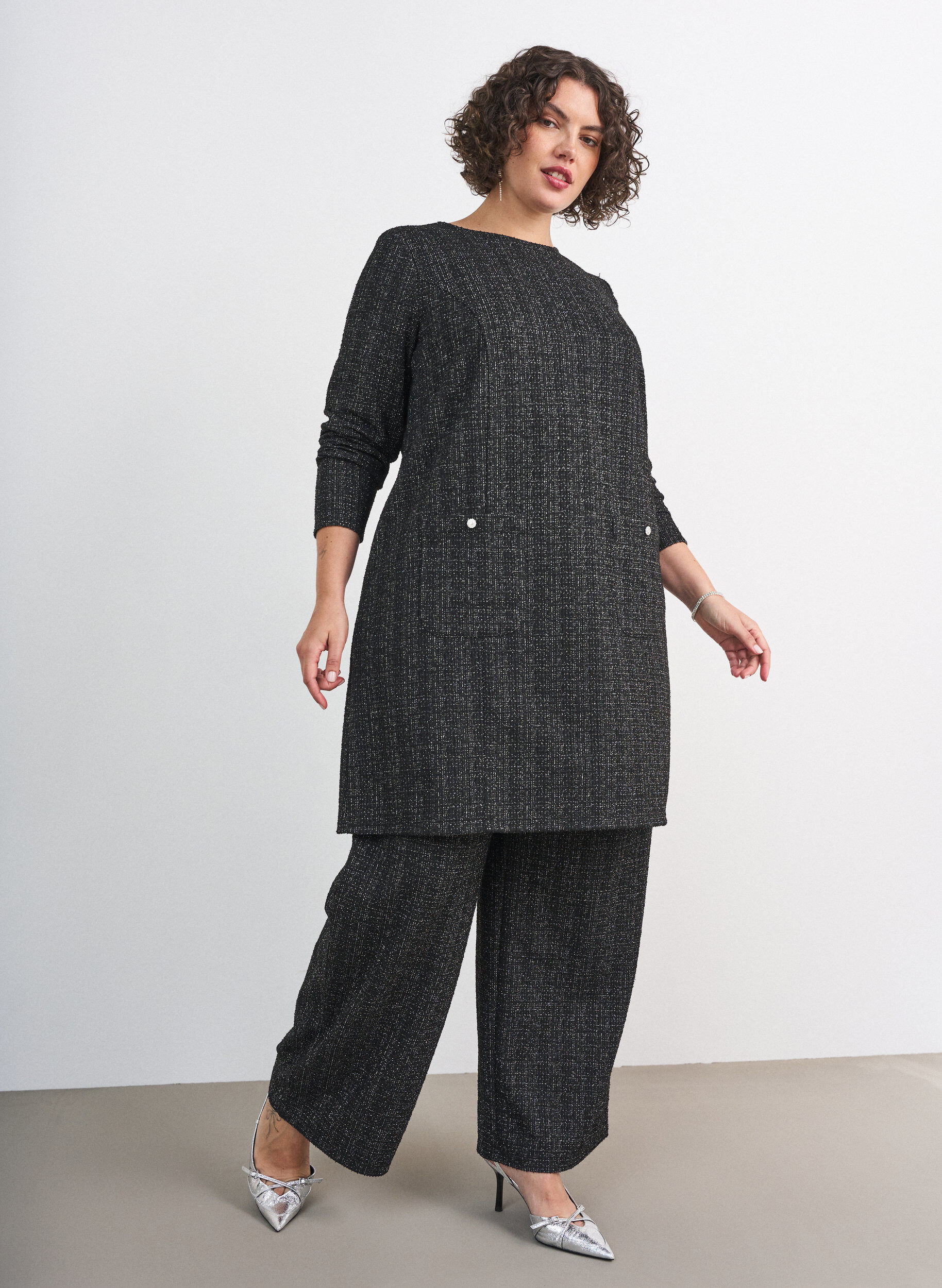 ZizziKort kjole med boucl&eacute; tekstur og glittertr&aring;der, Svart, Model image number 1