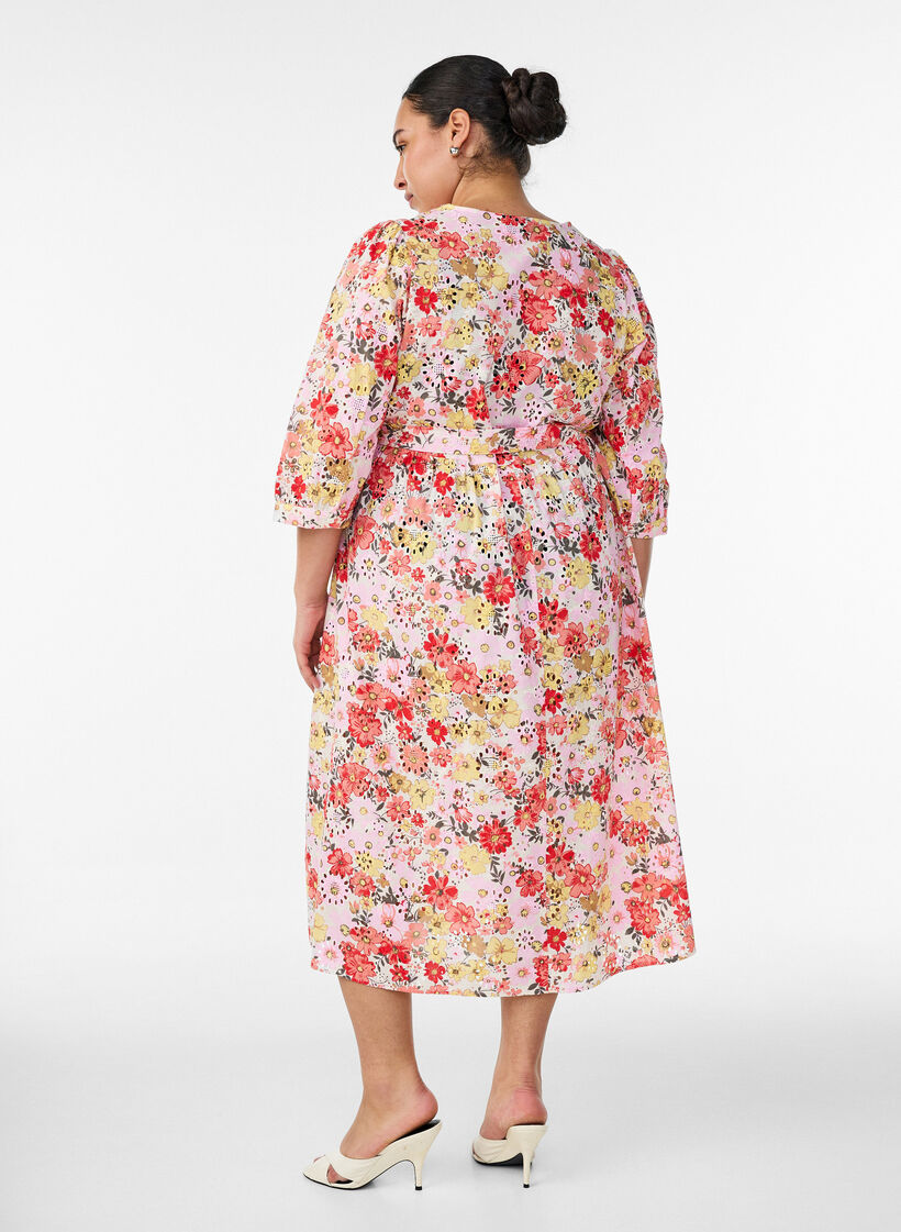 Blomstrete midiskj&oslash;rt med broderie anglaise og knytebelte, Rosa, Model