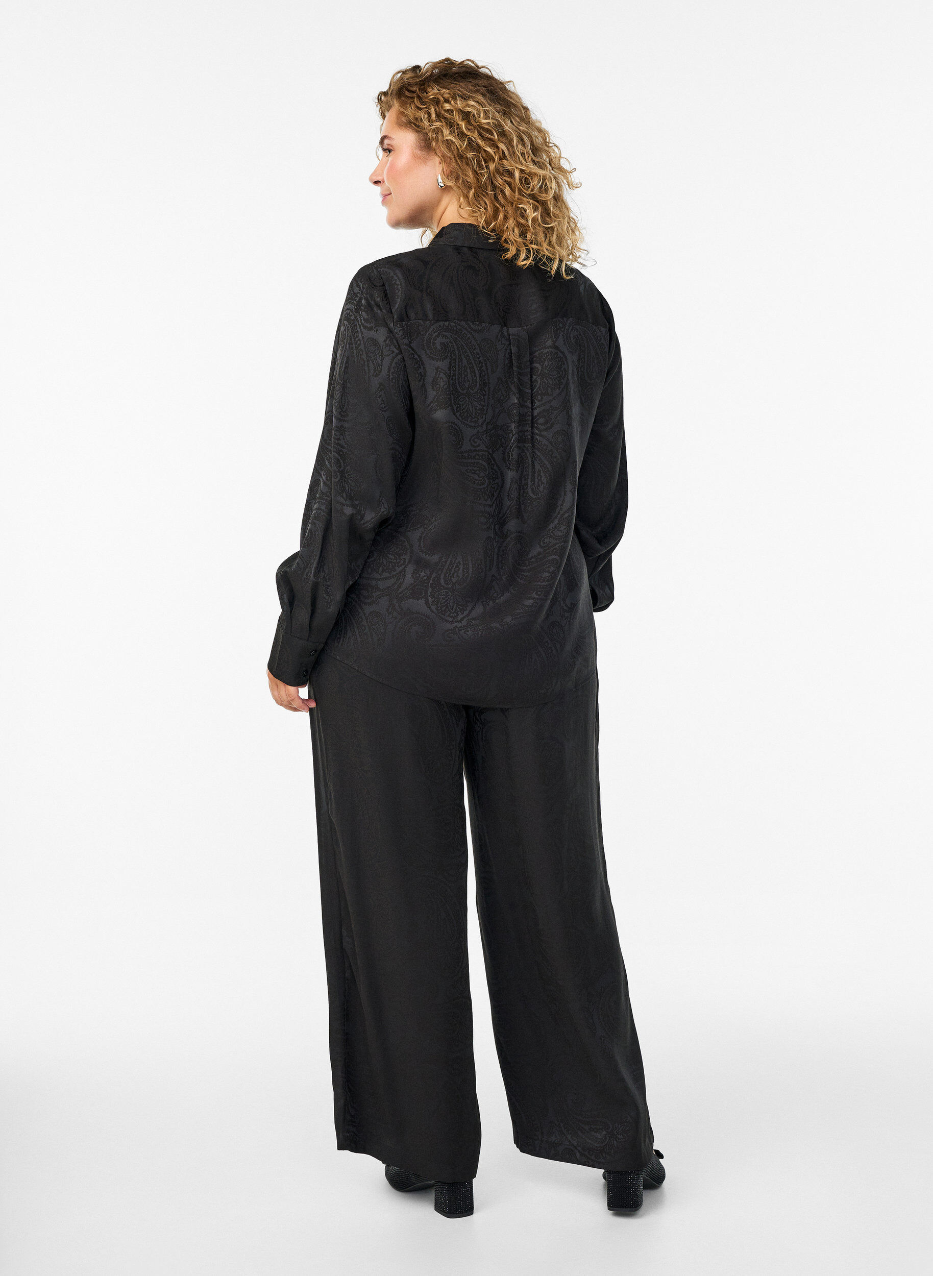 ZizziLoose fit bukser med paisleym&oslash;nster og h&oslash;y midje, Svart, Model image number 1
