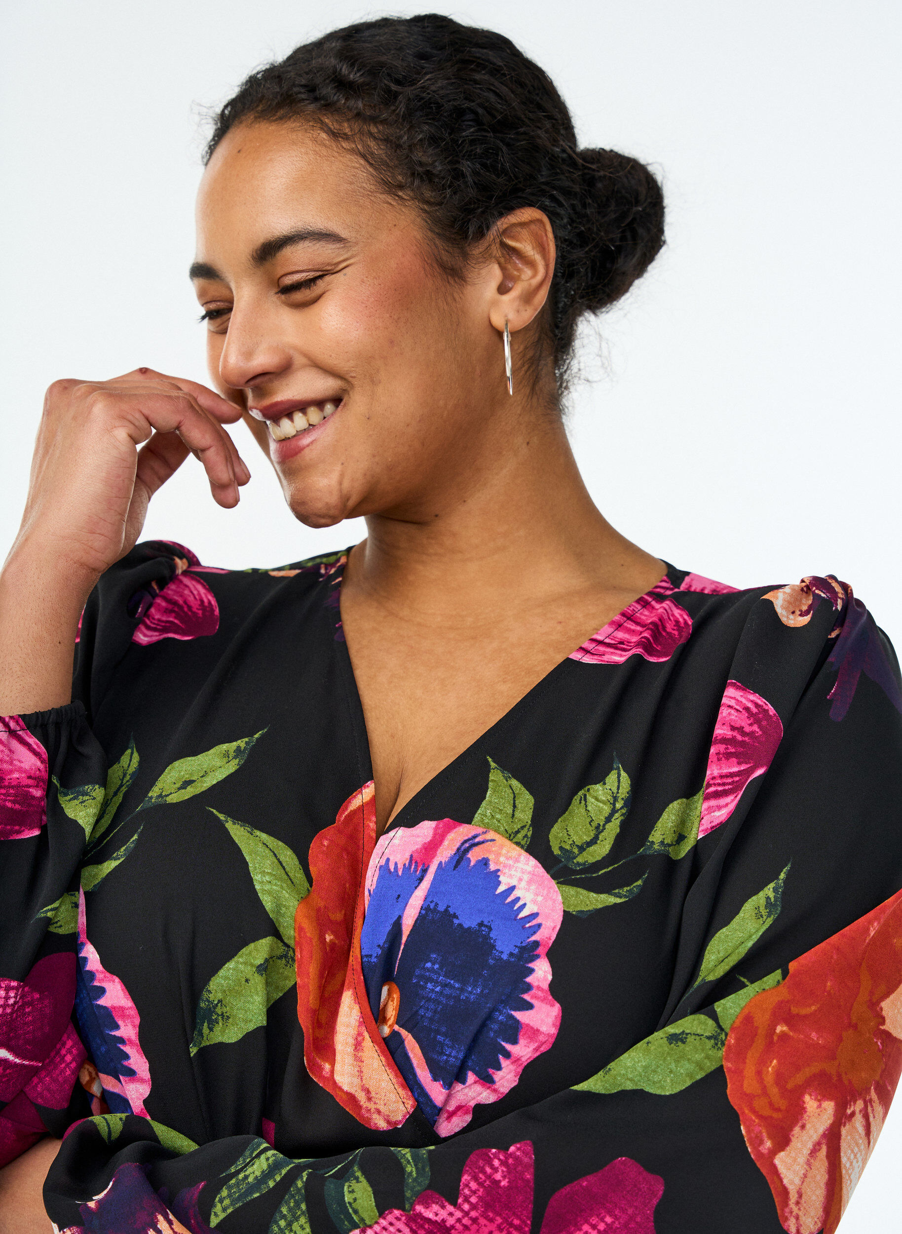 Zizzi Maxikjole med omslagshals og lange ermer, Svart, Model image number 2