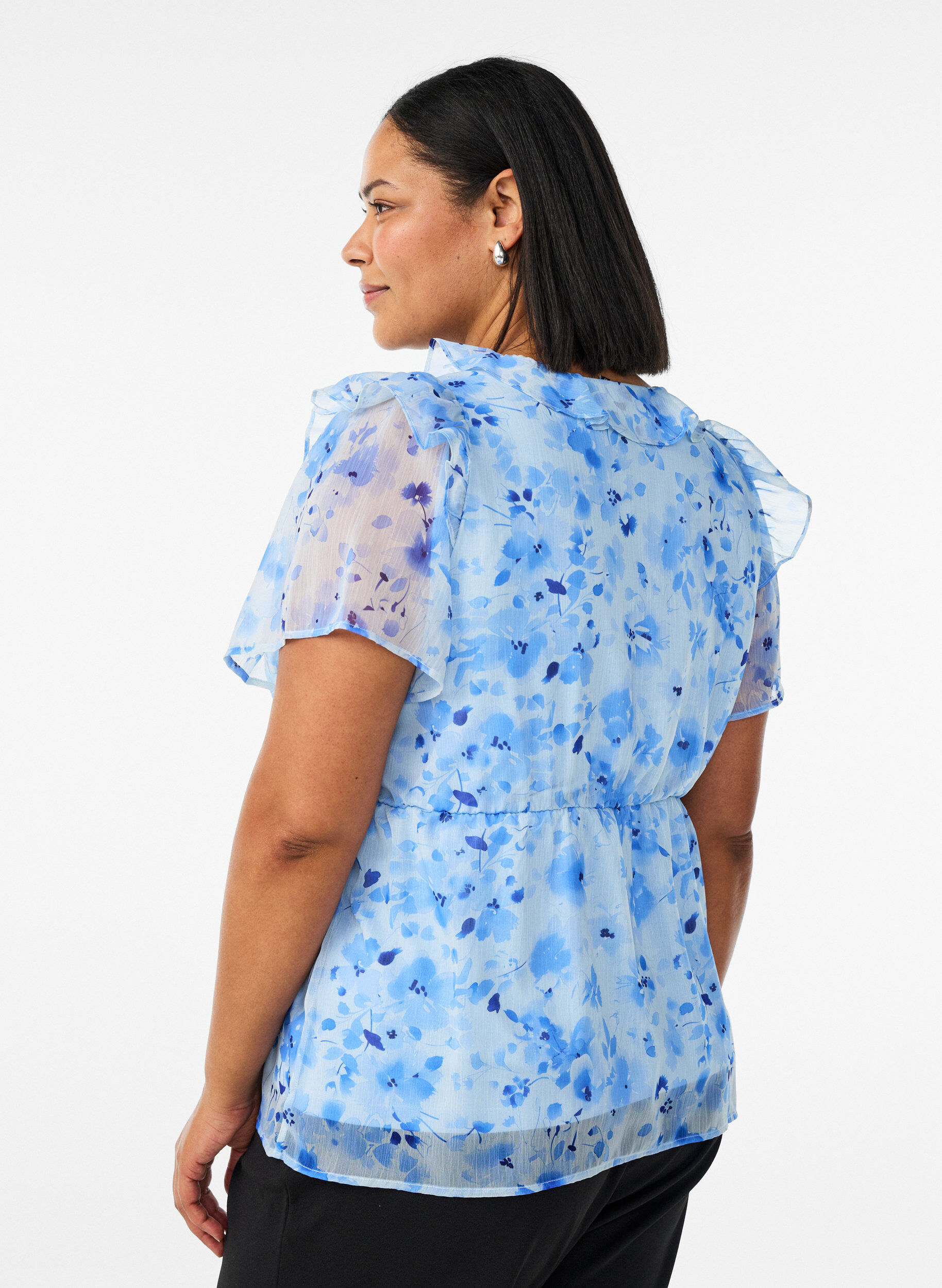 Zizzi Blomstret bluse med volangkrage og peplumeffekt, Bl&aring;, Model image number 2