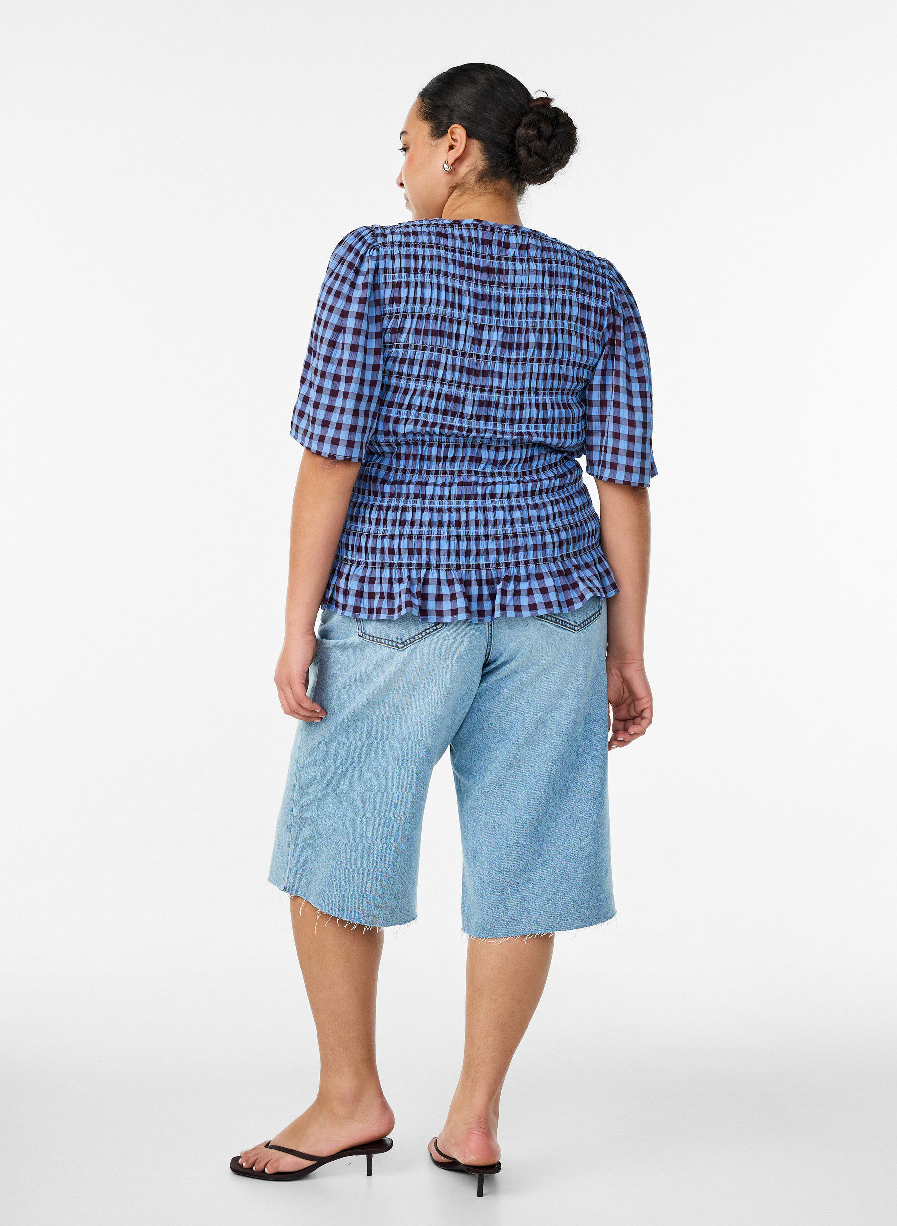 ZizziCropped jeans med en avslappet stil og r&aring; kanter, Bl&aring;, Model image number 1