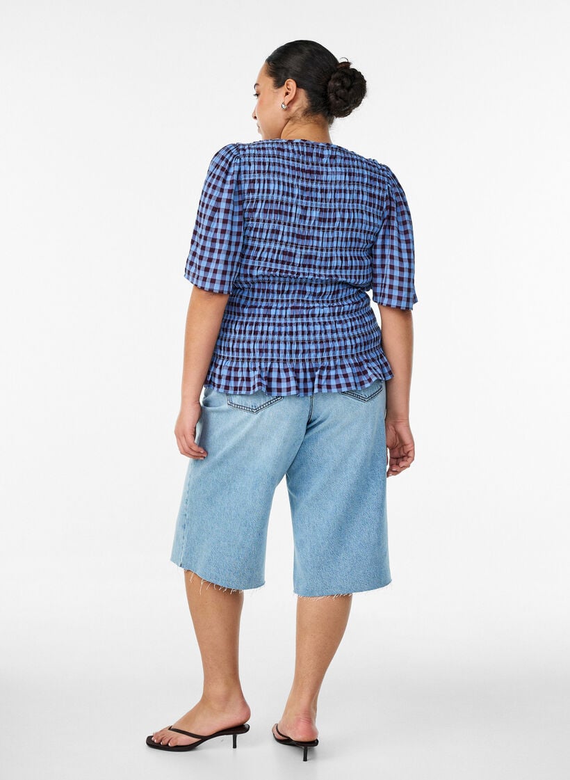 Cropped jeans med en avslappet stil og r&aring; kanter, Bl&aring;, Model