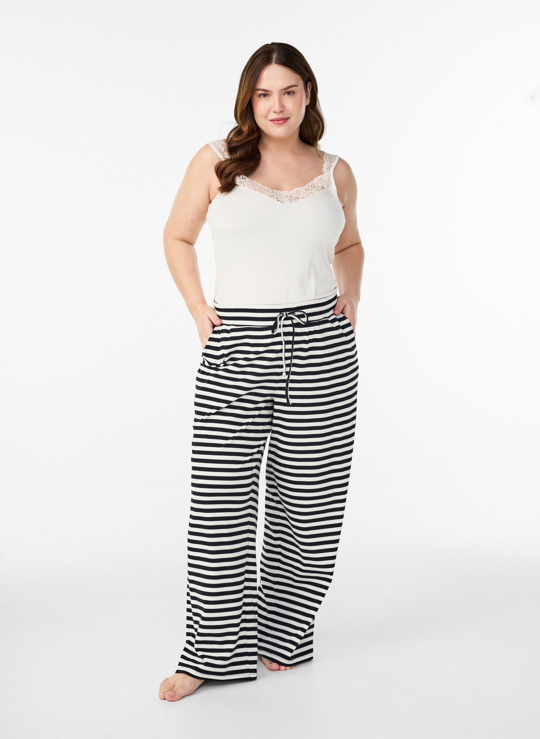 Stripete pyjamasbukser med h&oslash;y midje og vide ben, Svart, Model