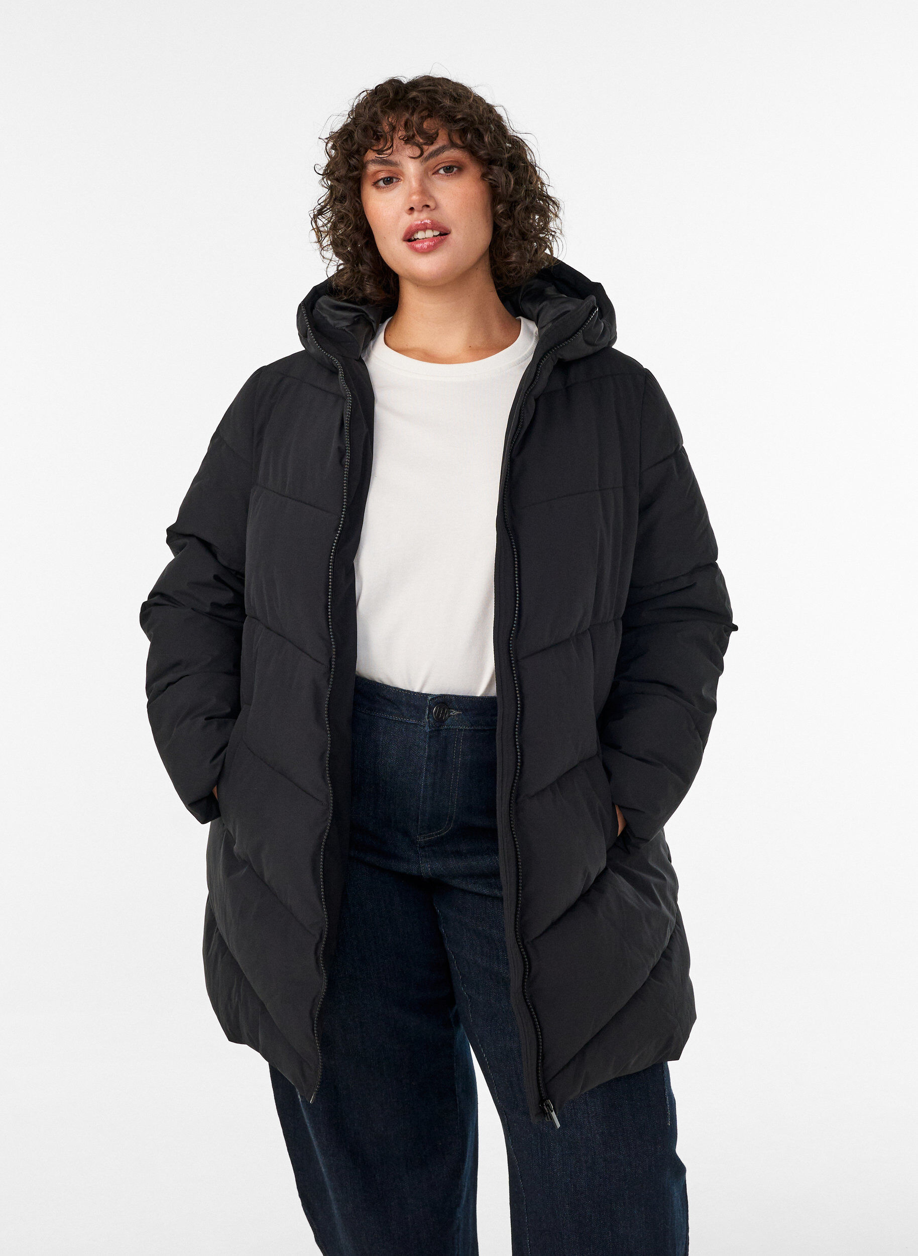 Mellomlang pufferjakke med hette, Svart, Model