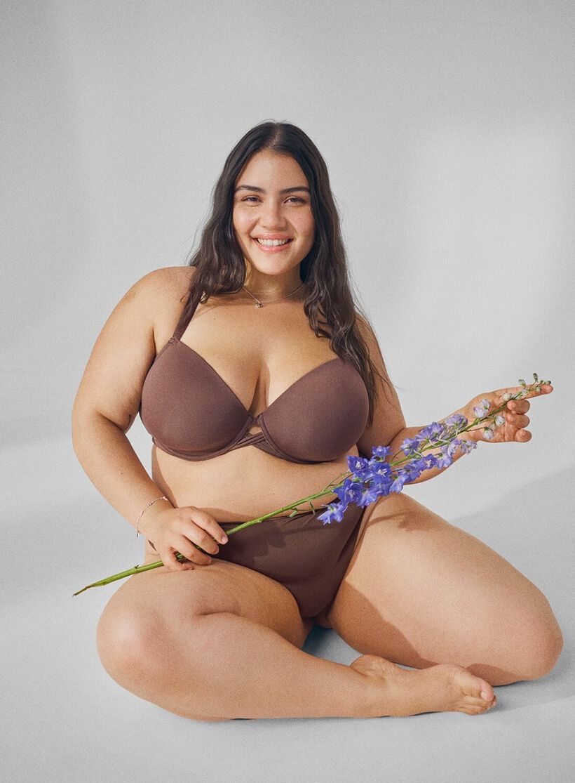 Formet bh med kryssdetalj, , Model