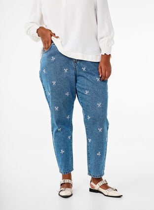 Zizzi Mille mom-fit jeans med broderi, Blå, Model image number 2