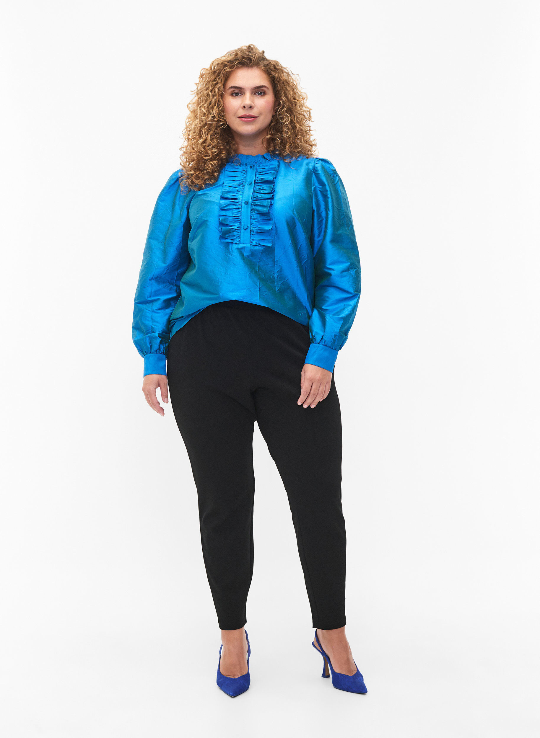 Zizzi Skinnende skjortebluse med volanger, Diva Blue, Model image number 2