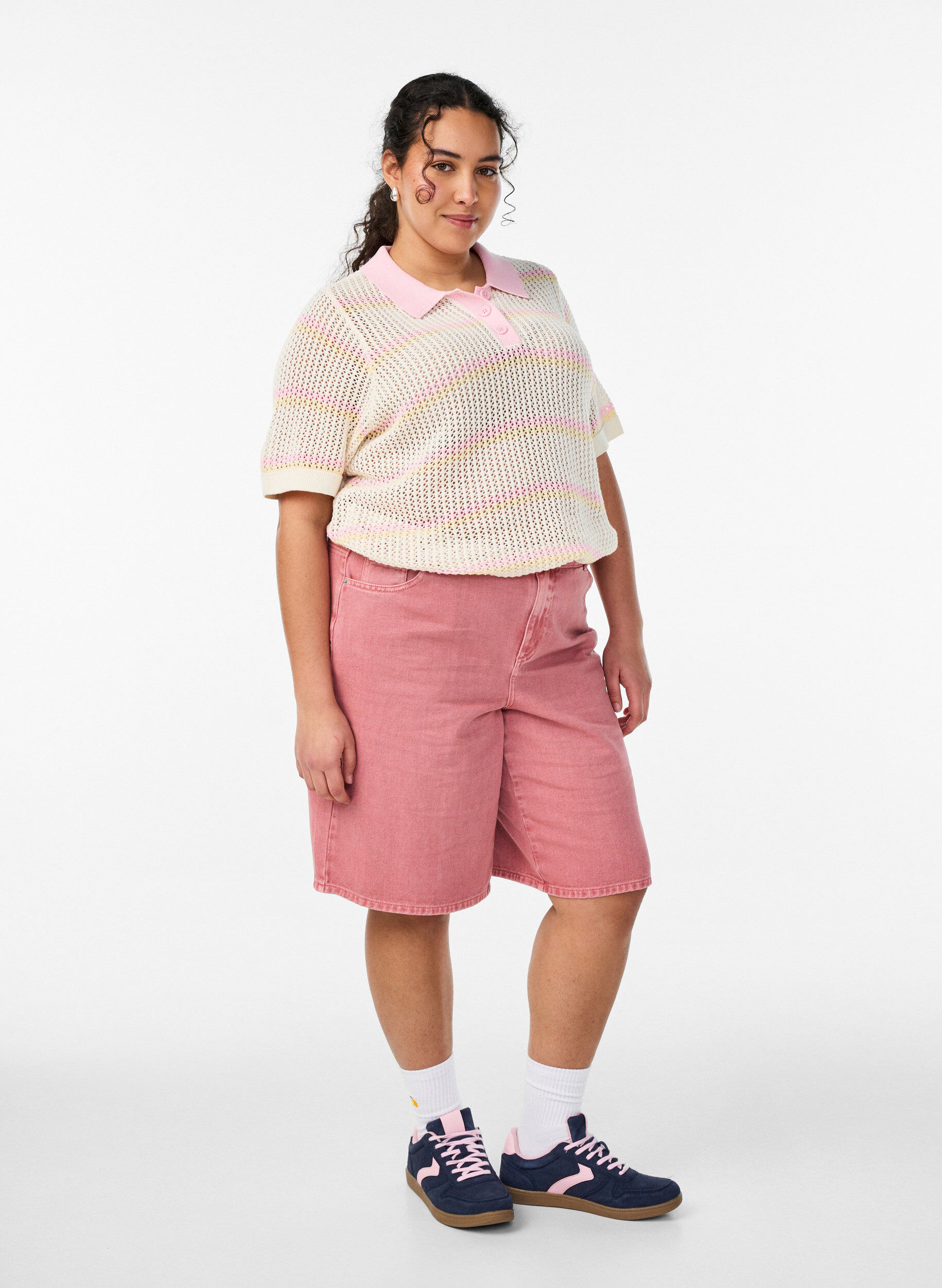 Zizzi Strikket poloskjorte med hullbroderi og striper, Hvit, Model image number 1
