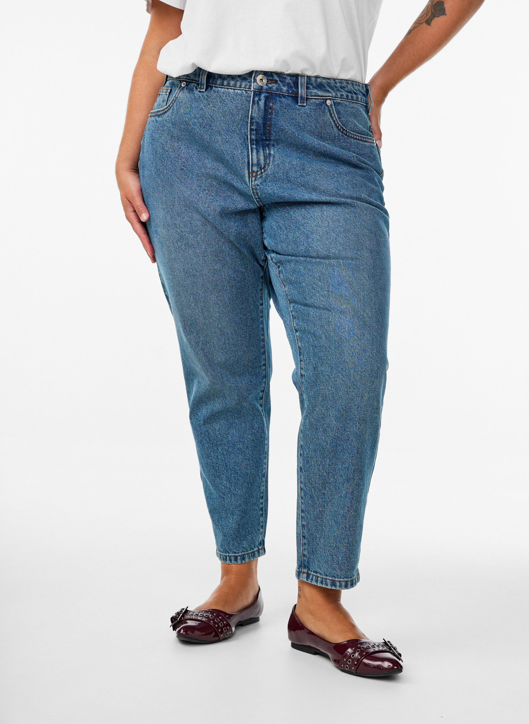 ZizziMille Mom Fit Jeans med h&oslash;y midje, Bl&aring;, Model image number 2